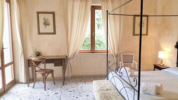 5 Schlafzimmer, Schreibtisch, Bügeleisen/Bügelbrett, Reisekinderbett