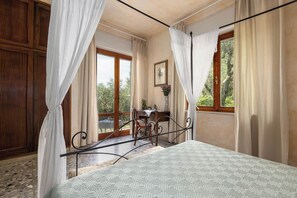 5 Schlafzimmer, Schreibtisch, Bügeleisen/Bügelbrett, Reisekinderbett