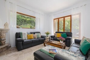 Smart-TV, Tischfußball, Tischtennisplatte, Bücher