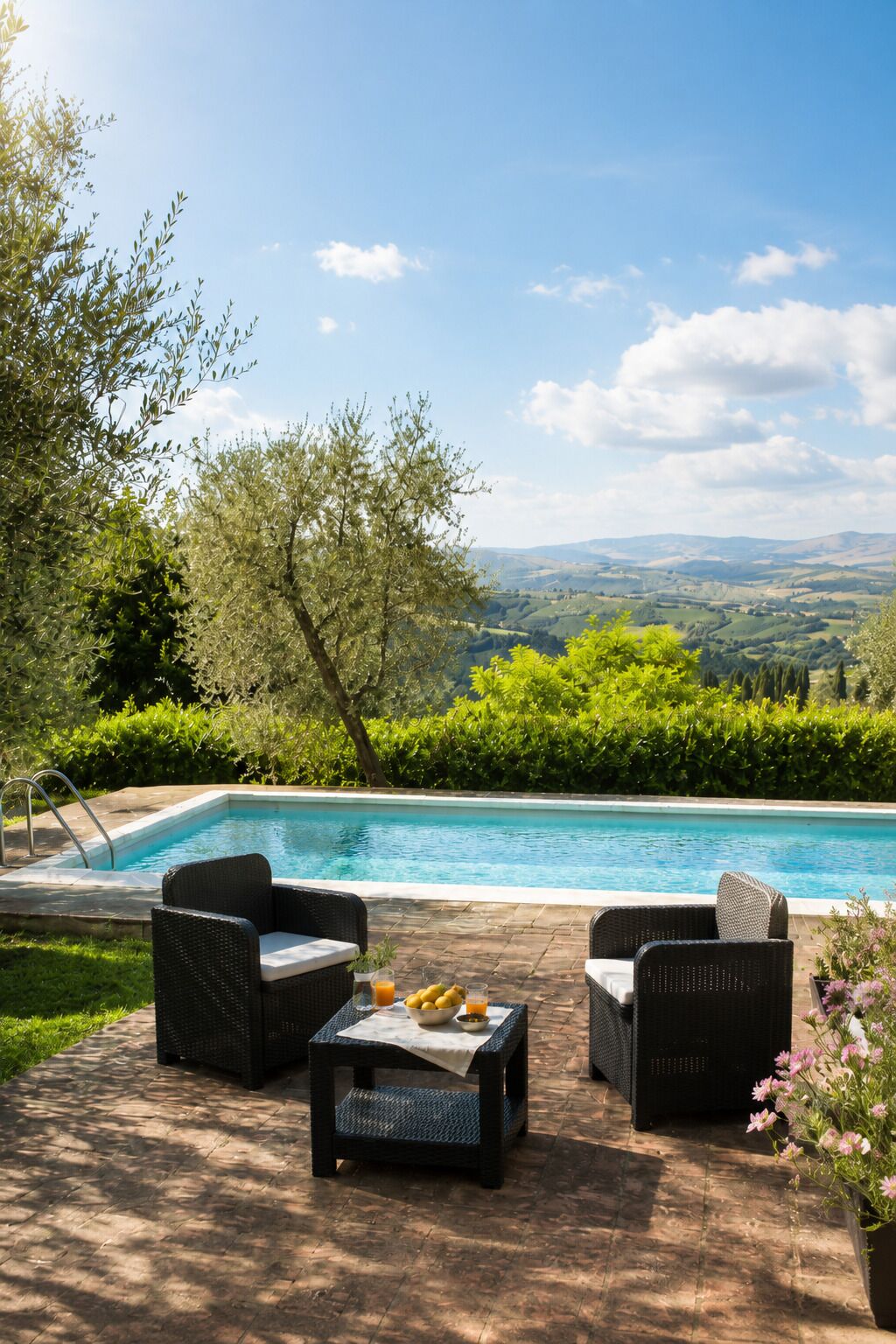 Un espace piscine extérieur aménagé avec des meubles en osier et offrant une vue sur la campagne.