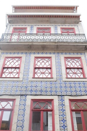 Exterior detail - Liiiving in Porto - Vintage Balcony Apartment (Porto)
