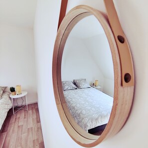 4 chambres, bureau, fer et planche à repasser, lit parapluie