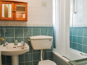 Ein Badezimmer mit Toilette, Waschbecken und Dusche.