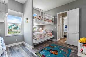 4 bedrooms, WiFi - Just Sun & Beach - Gorgeous Beachfront, has everything you need! (Crystal Beach)