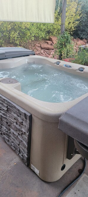Outdoor spa tub - W. Sedona 3 bd w/ HOT TUB! Walk to Trails! (Sedona)