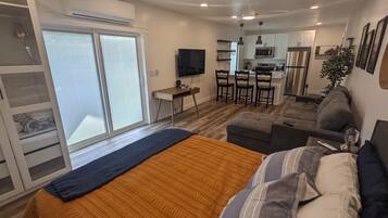 Escritorio, cuna de viaje, wifi gratis y ropa de cama