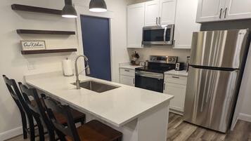 Refrigerador, microondas, horno, placa de cocina