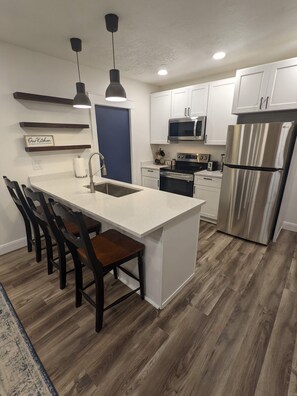 Refrigerador, microondas, horno, placa de cocina