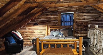 Cozy Log Cabin near Cooperstown Dreams park and All- Star Village