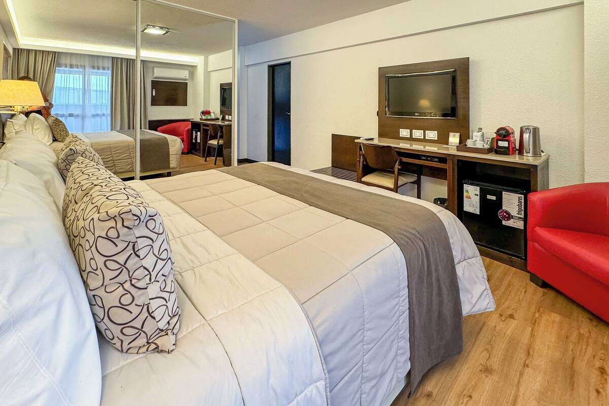 Habitación estándar con 1 cama matrimonial o 2 individuales | Ropa de cama de alta calidad, camas con pillow-top y minibar 
