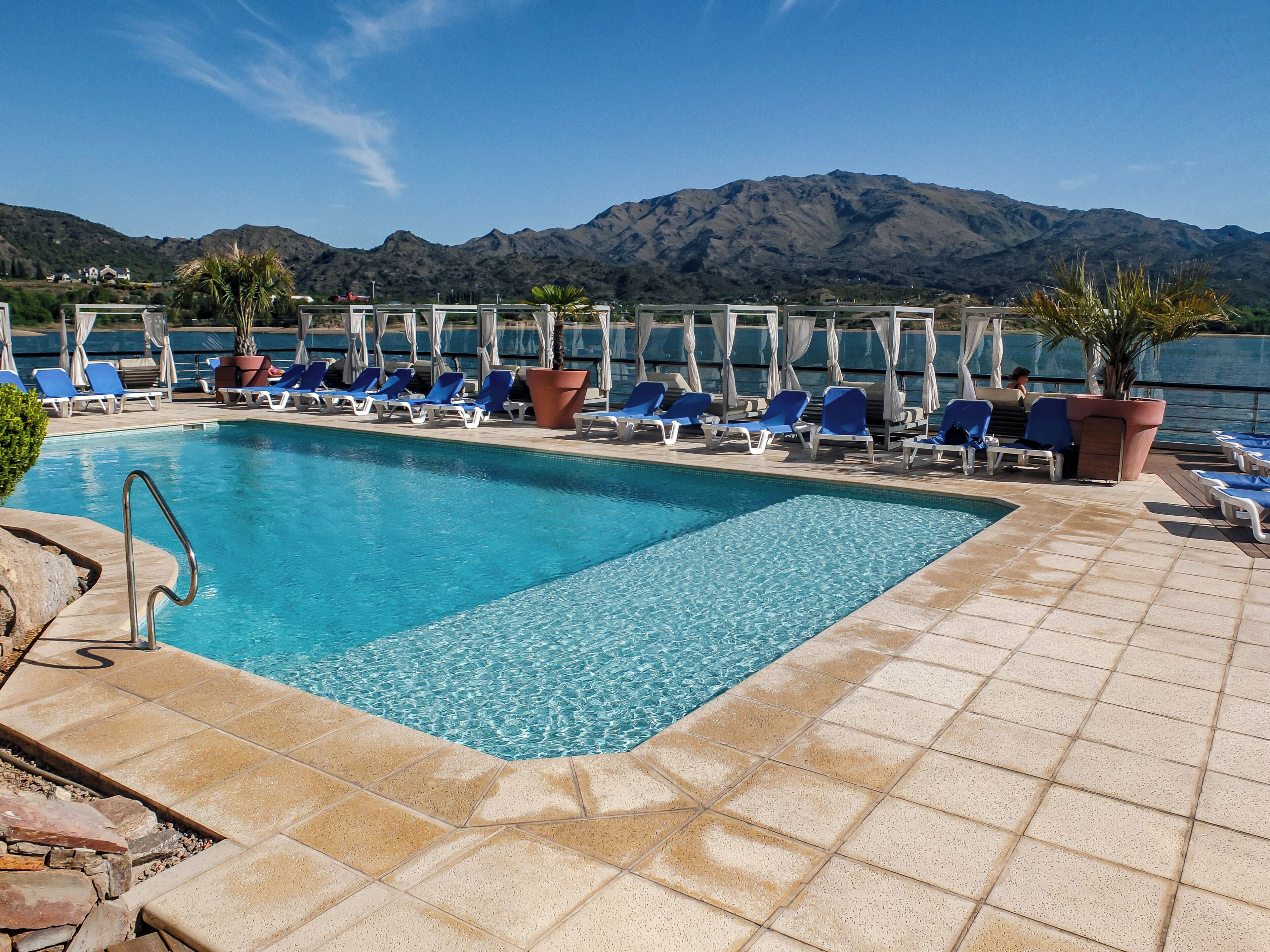 2 piscines couvertes, piscine extérieure (ouverte en saison)