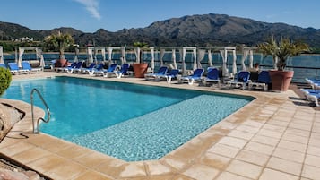 2 piscines couvertes, piscine extérieure (ouverte en saison)