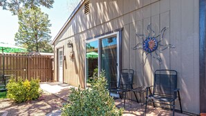 Terrace/patio - Red Rocks, HOT TUB, W. Sedona, Walk to trls, 1 bd! (Sedona)
