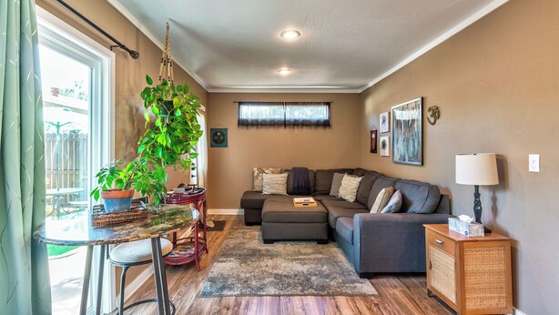 Living area - Red Rocks, HOT TUB, W. Sedona, Walk to trls, 1 bd! (Sedona)