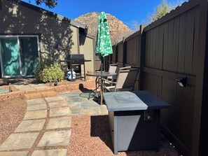 Outdoor dining - Red Rocks, HOT TUB, W. Sedona, Walk to trls, 1 bd! (Sedona)