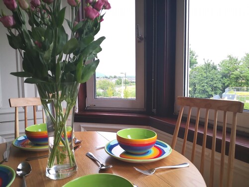 Forth View Apartment - an apartment that sleeps 6 guests in 3 bedrooms