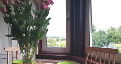 Forth View Apartment - an apartment that sleeps 6 guests in 3 bedrooms