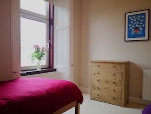 3 habitaciones, tabla de planchar con plancha, wifi y ropa de cama 
