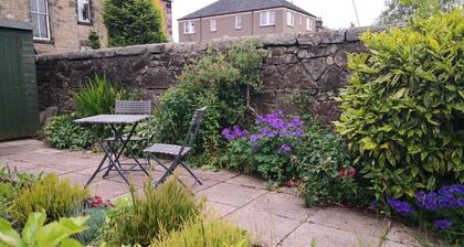 Forth View Apartment - an apartment that sleeps 6 guests in 3 bedrooms
