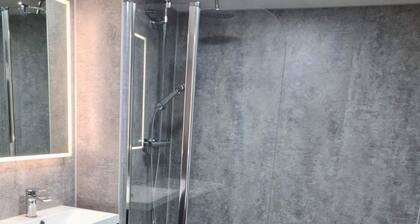 Forth View Apartment - an apartment that sleeps 6 guests in 3 bedrooms