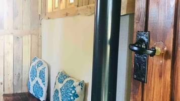 Fridge, oven, stovetop, electric kettle