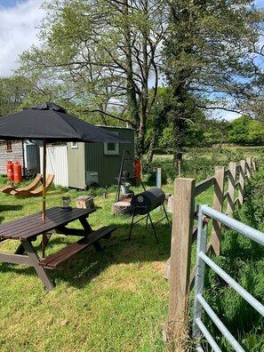 Property grounds - Glamping In Traditional Huts (Sway)