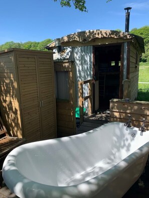 Bathtub, towels, soap, toilet paper - Glamping In Traditional Huts (Sway)
