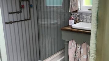 Baignoire, serviettes fournies, savon, papier toilette