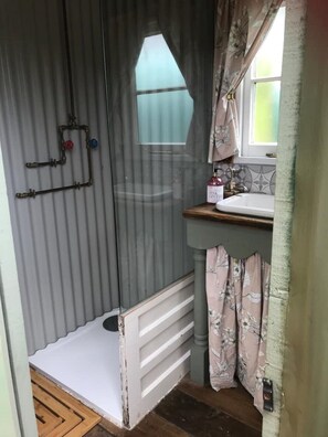 Een bad, handdoeken, zeep, toiletpapier