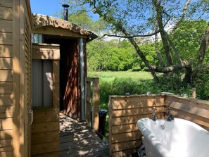 Property grounds - Glamping In Traditional Huts (Sway)