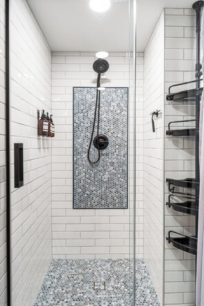 Ensemble douche/baignoire, sèche-cheveux, serviettes fournies, savon