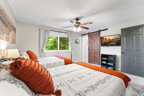 6 bedrooms, desk, iron/ironing board, free WiFi - 25mins to Denver*Red Rocks*Hot Tub*2 Fire Pits, 1.5hrs to skiing, Pet Friendly  (Columbine)
