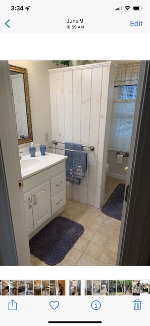 Kombinert dusj/badekar, hårføner, håndklær og såpe