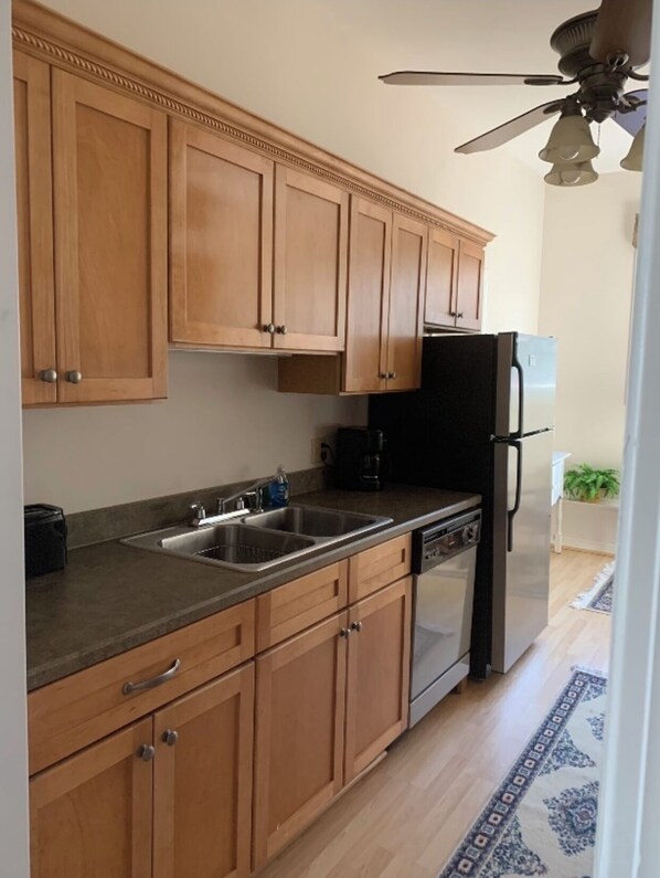 Kjøleskap, mikrobølgeovn, ovn og kokeplater