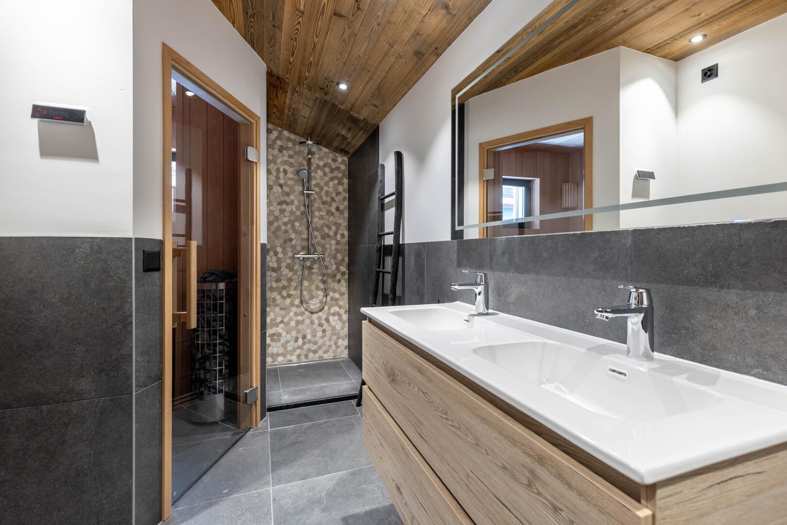 Douche, sèche-cheveux, serviettes fournies