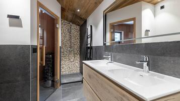 Douche, sèche-cheveux, serviettes fournies