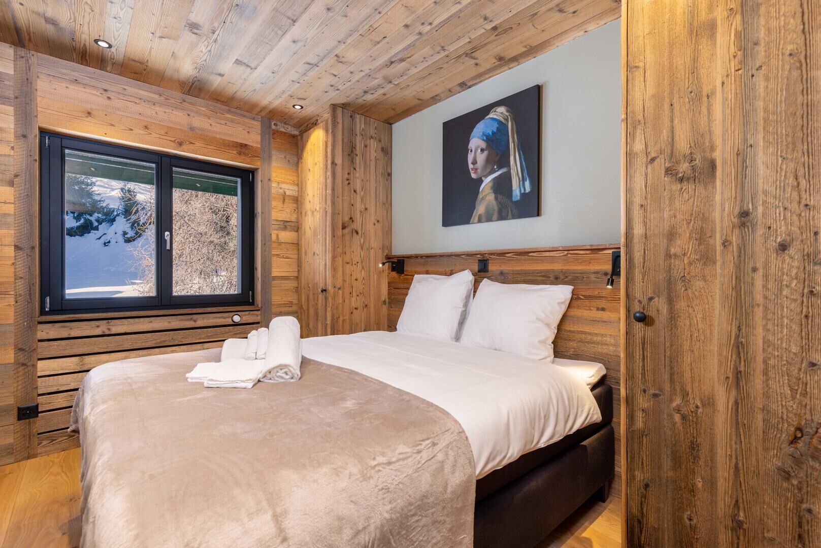 4 bedrooms, iron/ironing board, WiFi (free), bed sheets