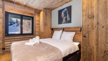 4 bedrooms, iron/ironing board, WiFi (free), bed sheets