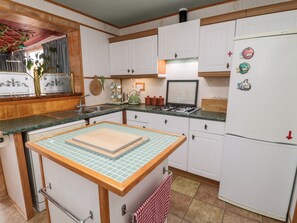 Refrigerador, lavavajillas, tetera/pava eléctrica, utensilios de cocina