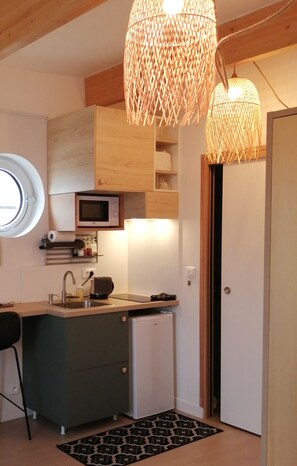 Estudio de diseñador | Cocina privada | Refrigerador, microondas, parrilla de estufa y cafetera de espresso 