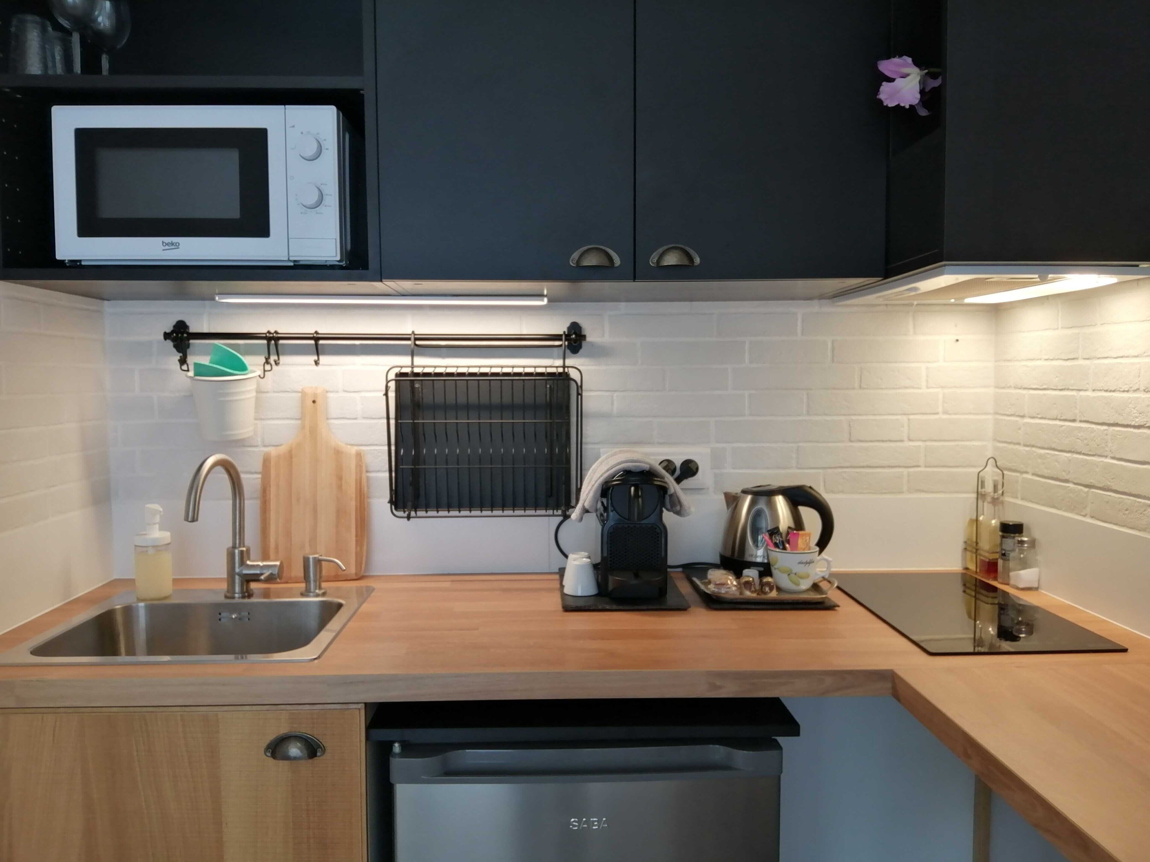 Studio Sénior | Cuisine privée | Machine à expresso, réfrigérateur, micro-ondes, plaque de cuisson