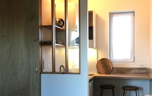 Signature studio | Privékeuken | Een koelkast, een microgolfoven, een kookplaat, een espressoapparaat