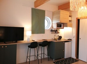 Design studio | Privékeuken | Een koelkast, een microgolfoven, een kookplaat, een espressoapparaat