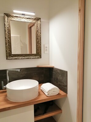 Shower, towels - Studios confort  VILLA VOLTAIRE (Clamart)