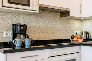 Een koelkast, een microgolfoven, een oven, een kookplaat