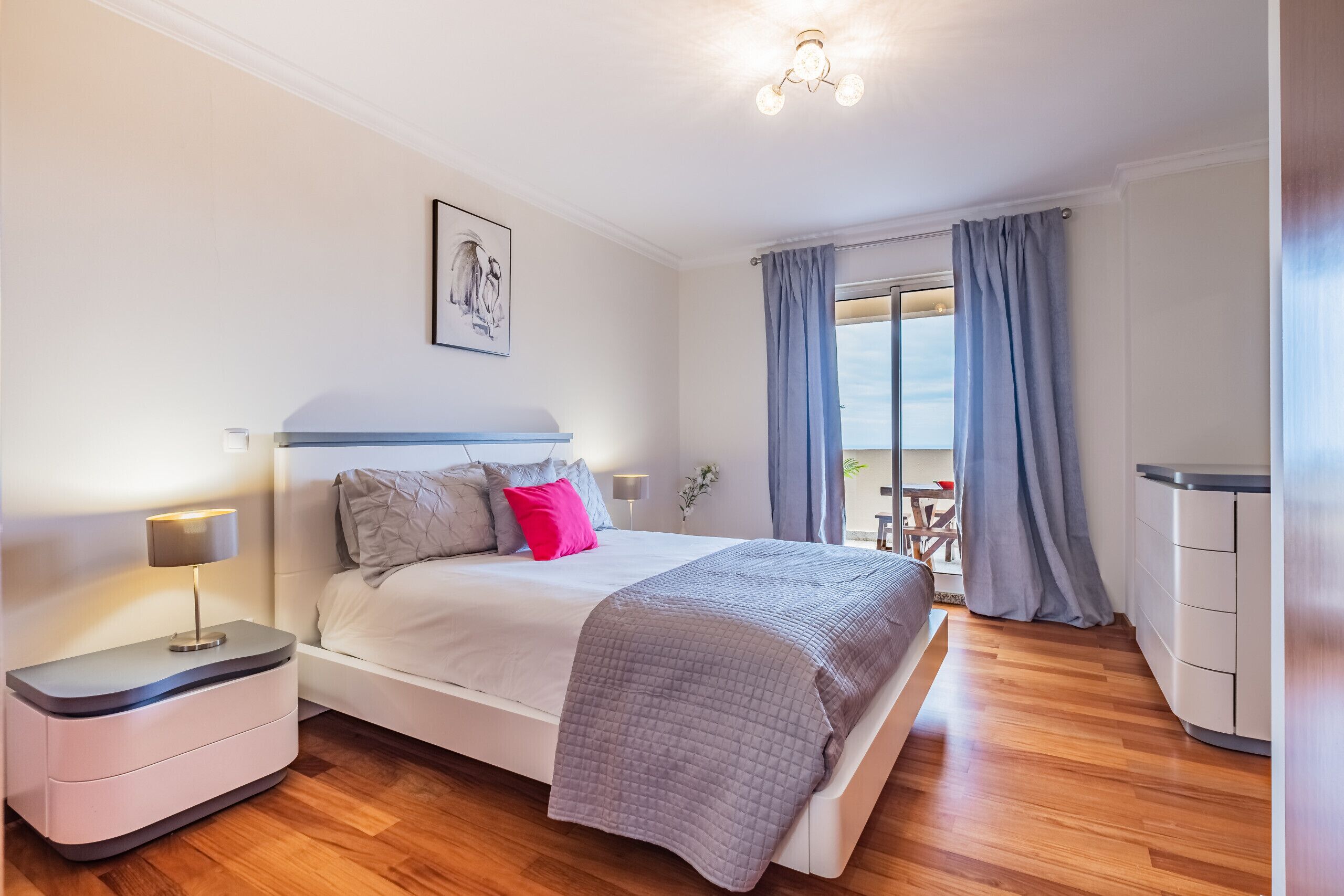 2 多间卧室、办公桌、熨斗/熨衣板、旅行婴儿床