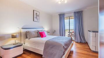 2 間睡房、書桌、熨斗/熨衫板、可攜式嬰兒床