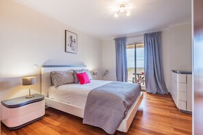 2 chambres, bureau, fer et planche à repasser, lit parapluie