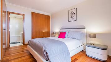 2 slaapkamers, een bureau, een strijkplank/strijkijzer, reisbedje