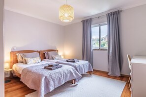 2 habitaciones, escritorio y tabla de planchar con plancha 